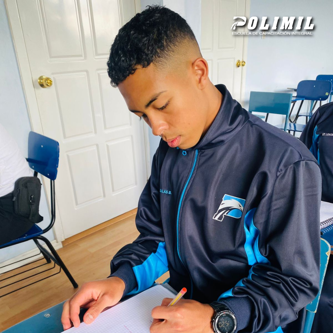 Uniforme y gorra Polimil sobre césped